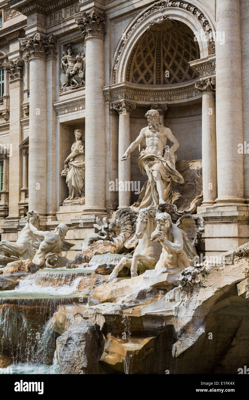 Roma, Italia. La Fontana di Trevi barroco del siglo xviii diseñado por Nicola Salvi. La figura central representa al océano. Foto de stock