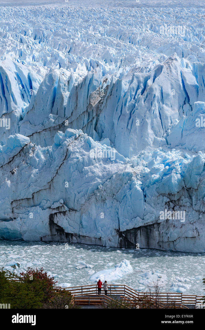 Los Turistas Contemplando El Glaciar Perito Moreno Parque Nacional Los Glaciares Patagonia Argentina Fotografia De Stock Alamy