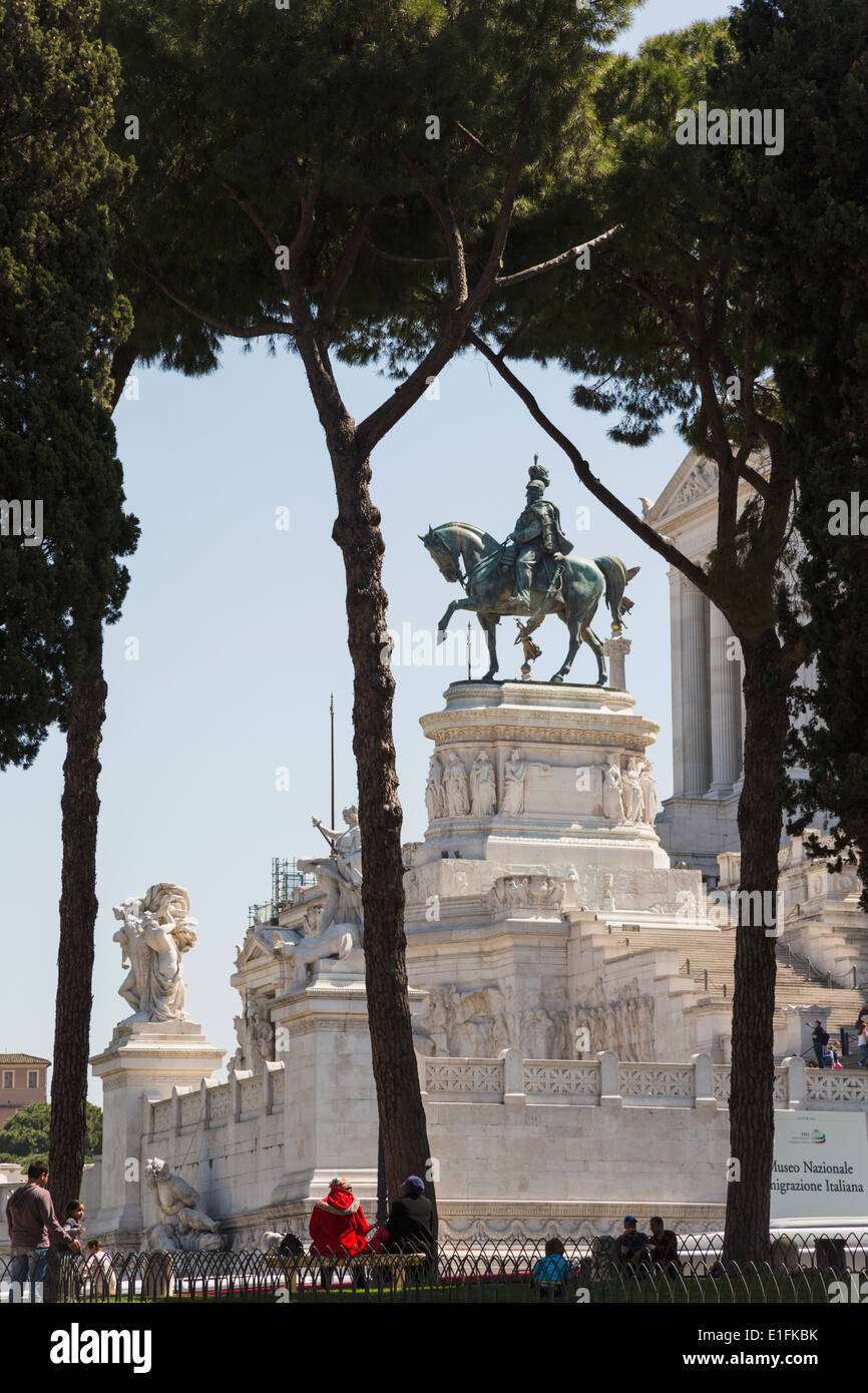 Roma, Italia. Monumento a Vittorio Emanuele II, también conocido como el Vittoriano. Estatua ecuestre de Vittorio Emanuele II. Foto de stock