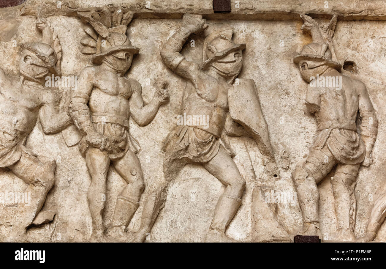 Roma, Italia. Bajorrelieve en el Coliseo de gladiadores luchando. Foto de stock