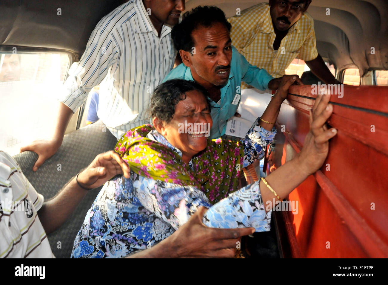 Dhaka, la capital de Arabia Saudita. El 13 de mayo de 2014. Un pariente de  la víctima llora después los cuerpos de los migrantes de Bangladesh llegó  al Aeropuerto Internacional de Hazrat