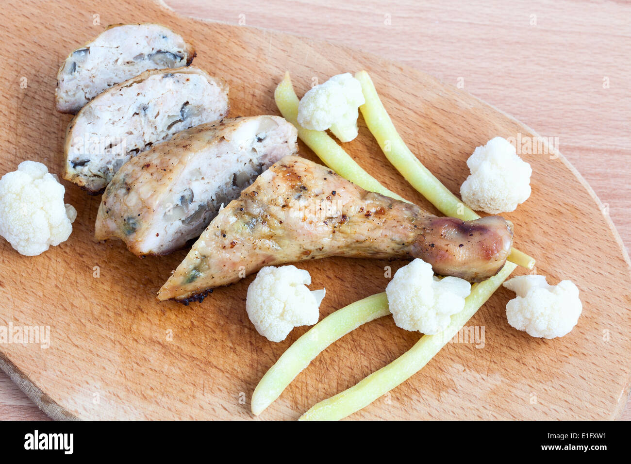 Cuartos de pollo asado a la parrilla sobre una tabla para cortar ... Cuartos de pollo asado a la parrilla sobre una tabla para cortar ...