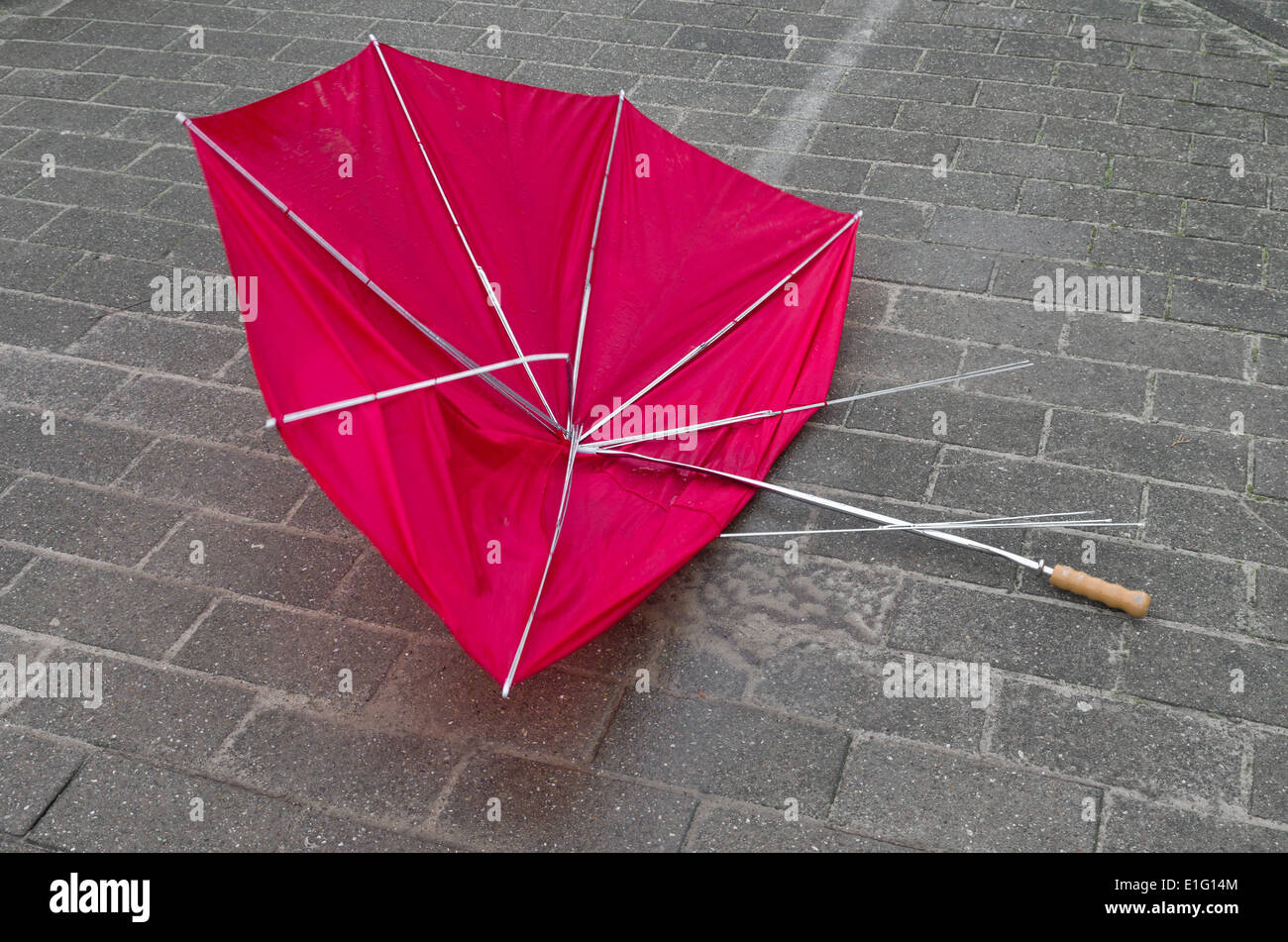 Paraguas roto fotografías e imágenes de alta resolución - Alamy