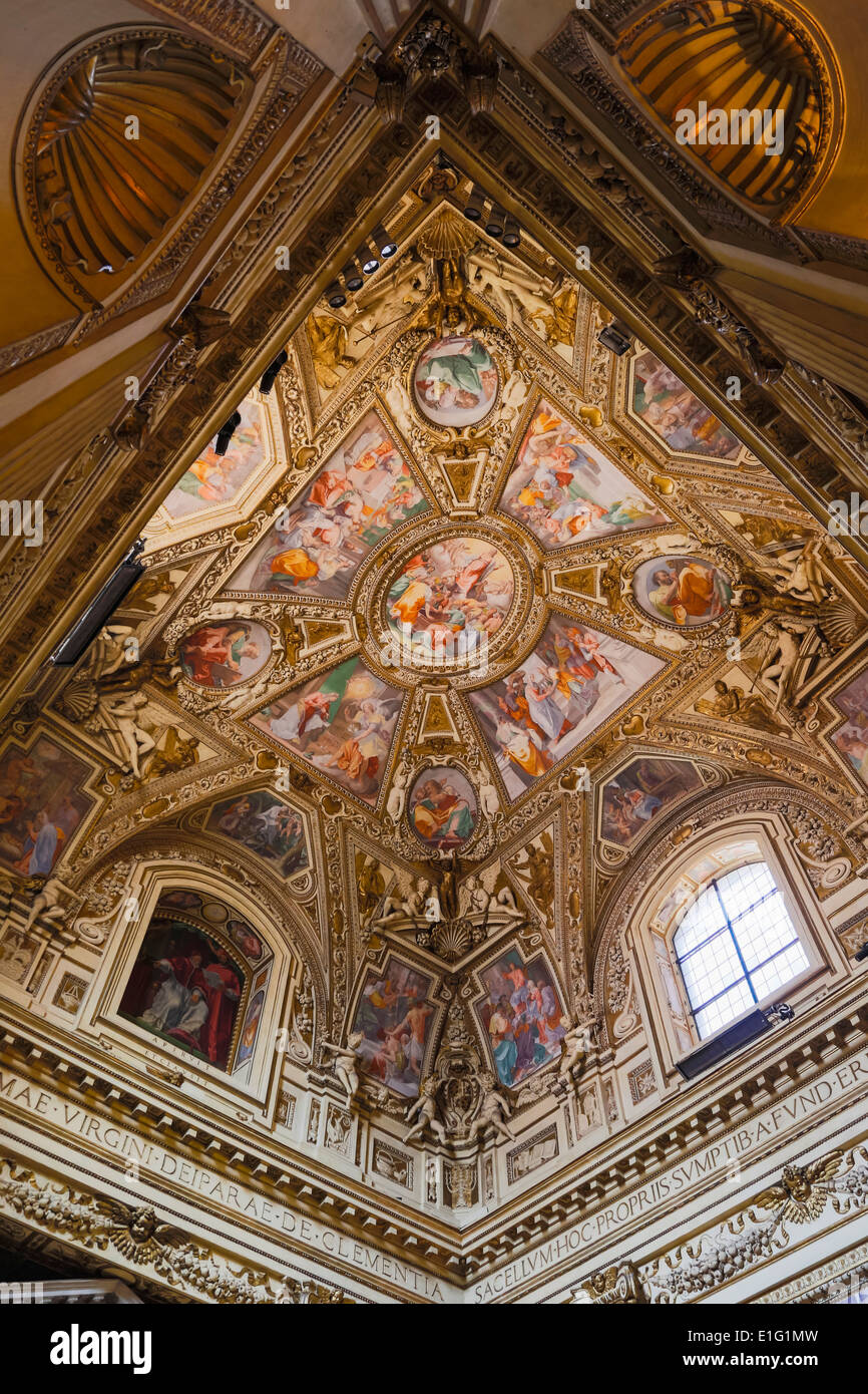 Roma, Italia. La Basilica di Santa Maria in Trastevere. Techo de la capilla Altemps. Foto de stock