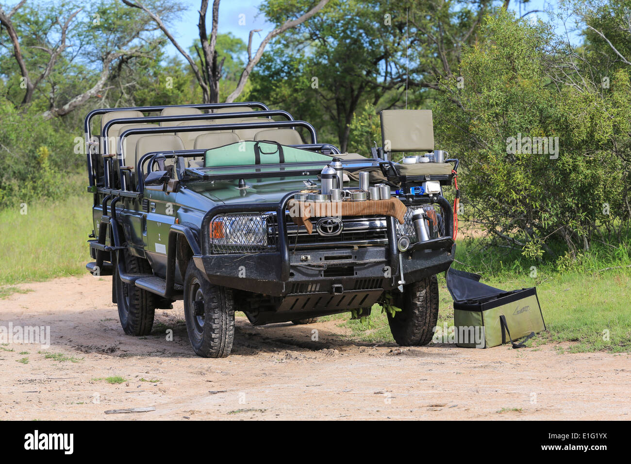 Toyota Land Cruiser safari vehículo estacionado durante un descanso en