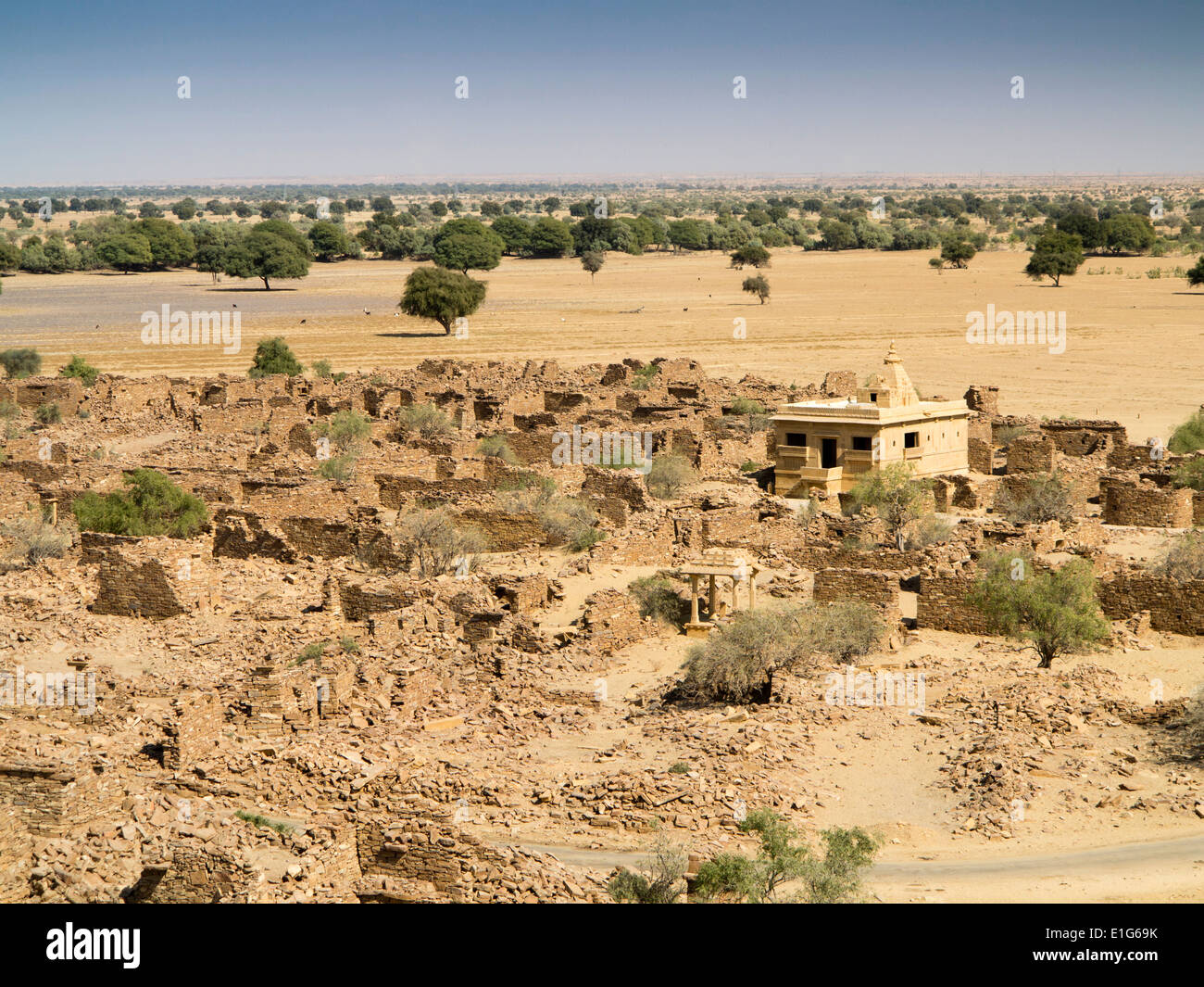 Jaisalmer, Rajasthan, India, el desierto de Thar, aldea abandonada, vista desde Fort Khaba elevados Foto de stock