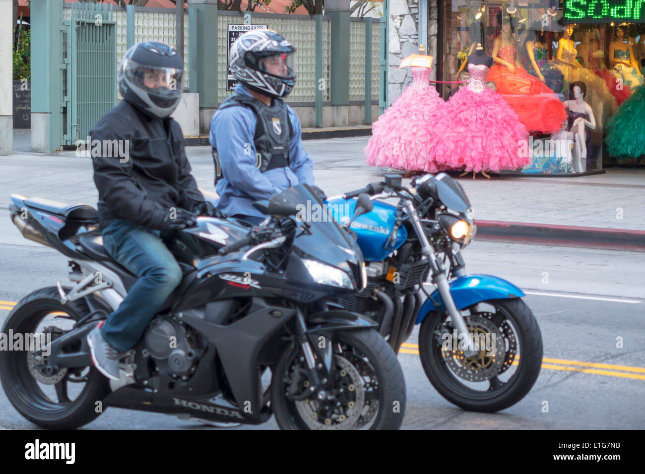 Los Angeles California,Downtown,street scene,motos de  motocicleta,parado,casco,dos,adultos adultos hombre hombre hombre hombre,  tienda de ropa,visitantes viajan Fotografía de stock - Alamy