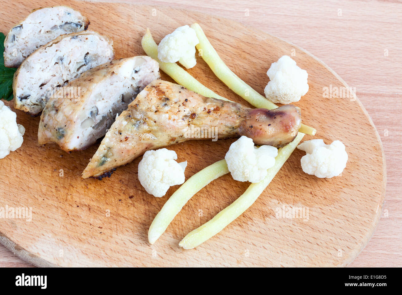 Cuartos de pollo asado a la parrilla sobre una tabla para cortar ... Cuartos de pollo asado a la parrilla sobre una tabla para cortar ...