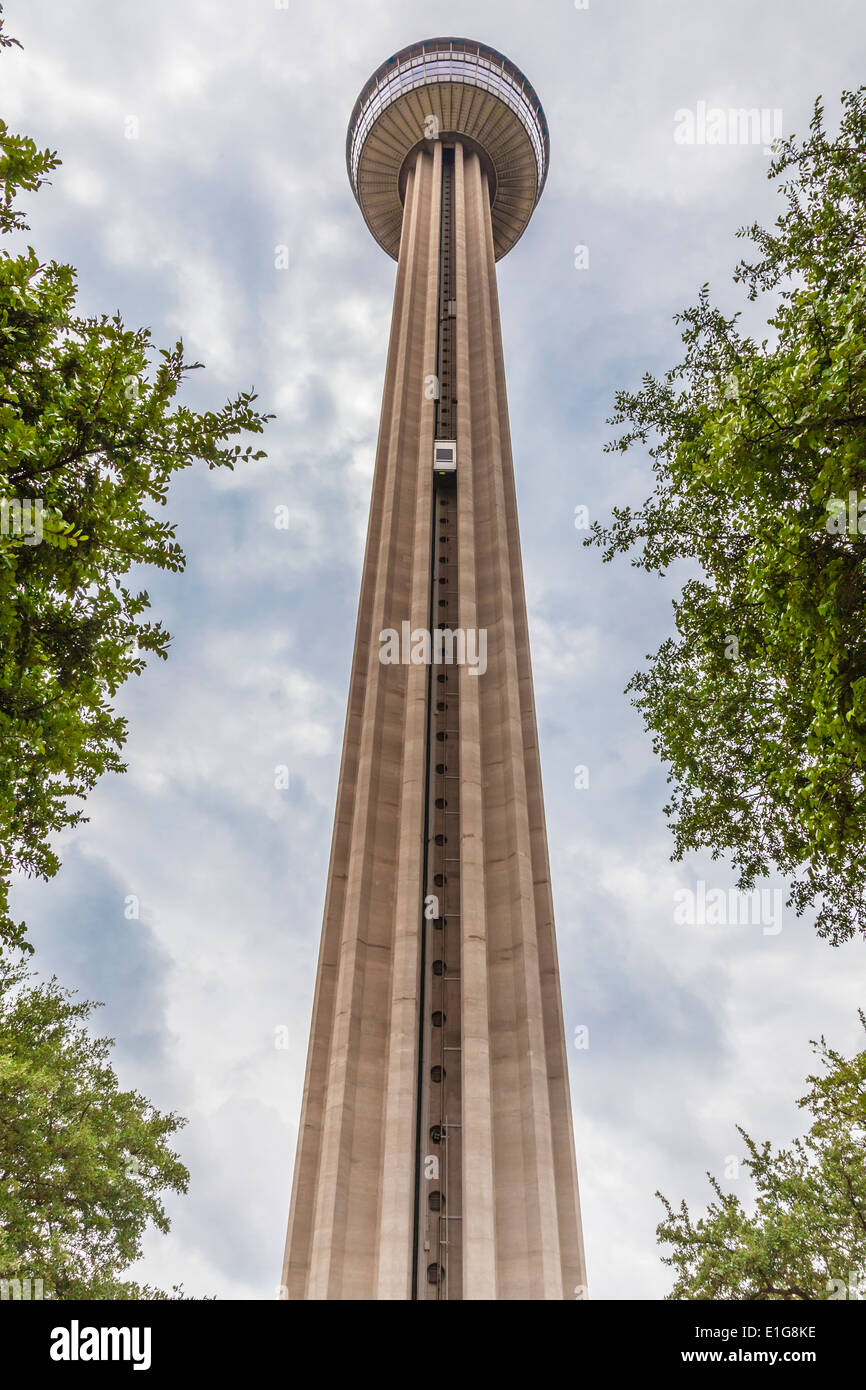 Torre de las Américas, torre de observación de 750 pies, construida en 1968  para la celebración de HemisFair en San Antonio, Texas Fotografía de stock  - Alamy