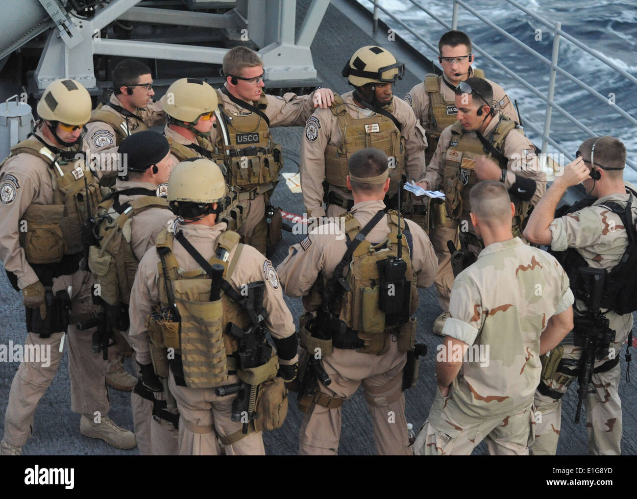 Los marineros de EE.UU. asignados a una visita, junta, búsqueda e incautación de equipo y Guardacostas asignado a la Guardia Costera Ley Enforcemen Foto de stock