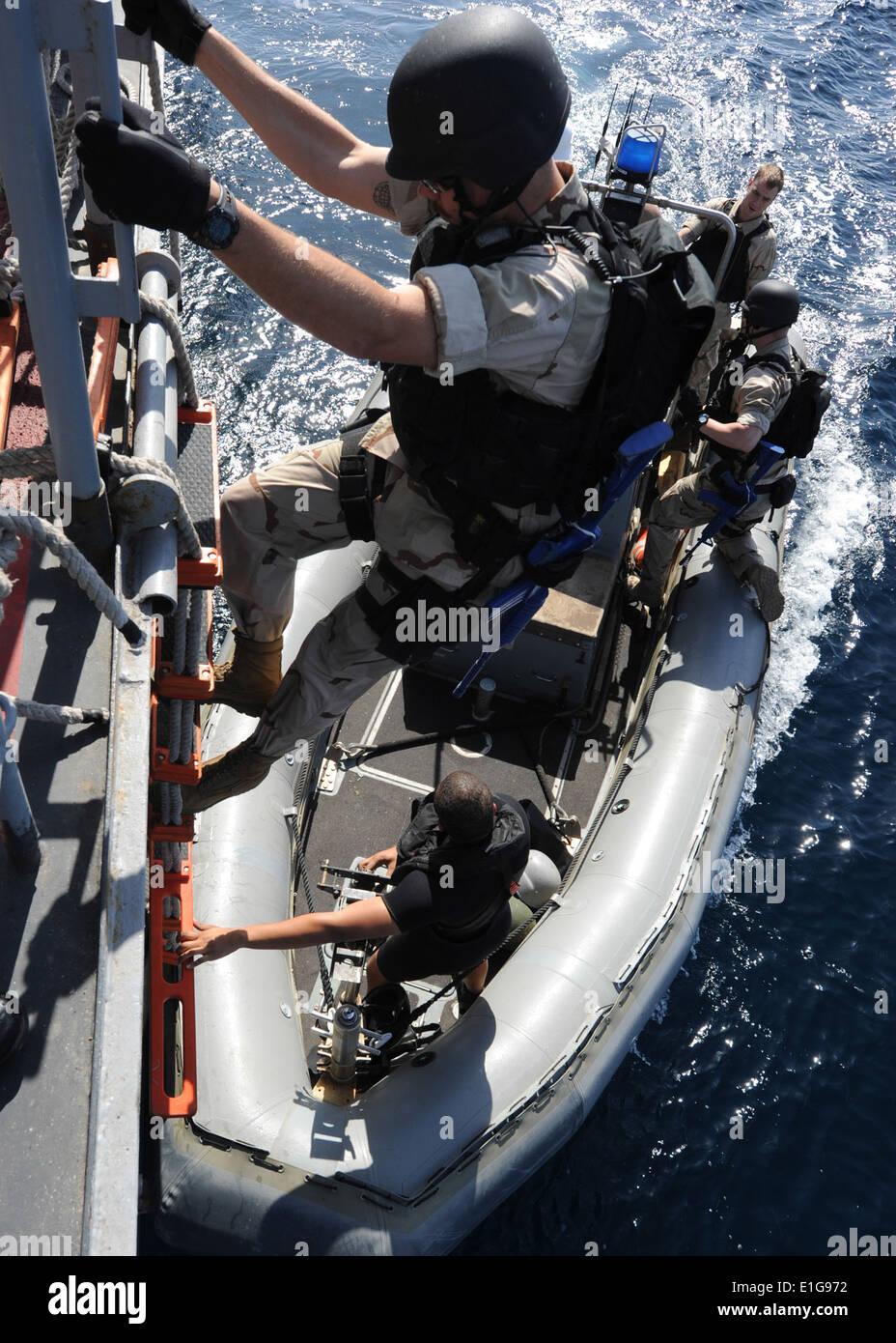 Aplicación marítima de la Guardia Costera estadounidense especialista de primera clase Stephen Siraco, asignado al Servicio de Guardacostas detachme represión Foto de stock