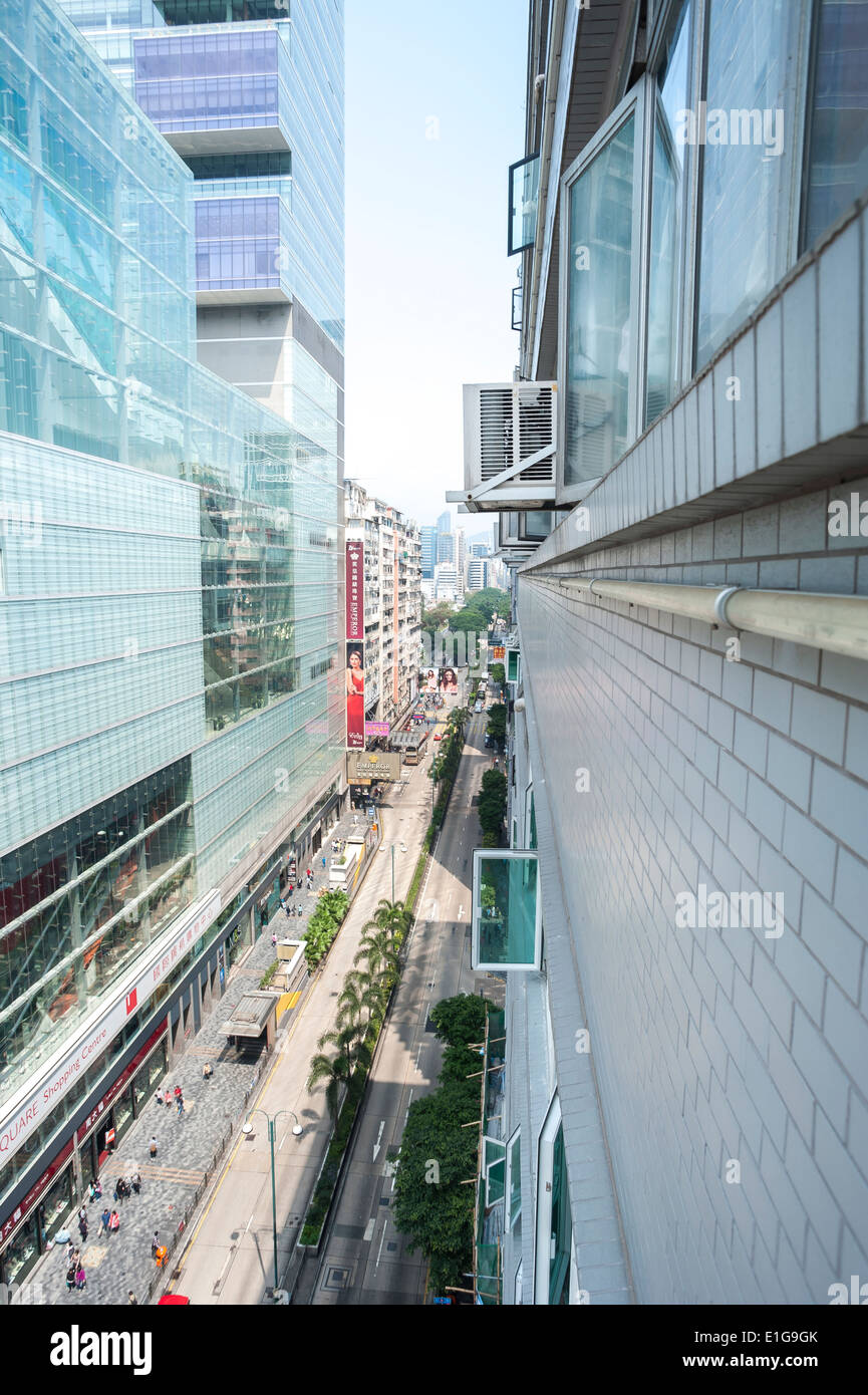 Mirando a lo largo de la calle Nathan Road desde el piso 13 de Chungking mansiones, Kowloon Foto de stock