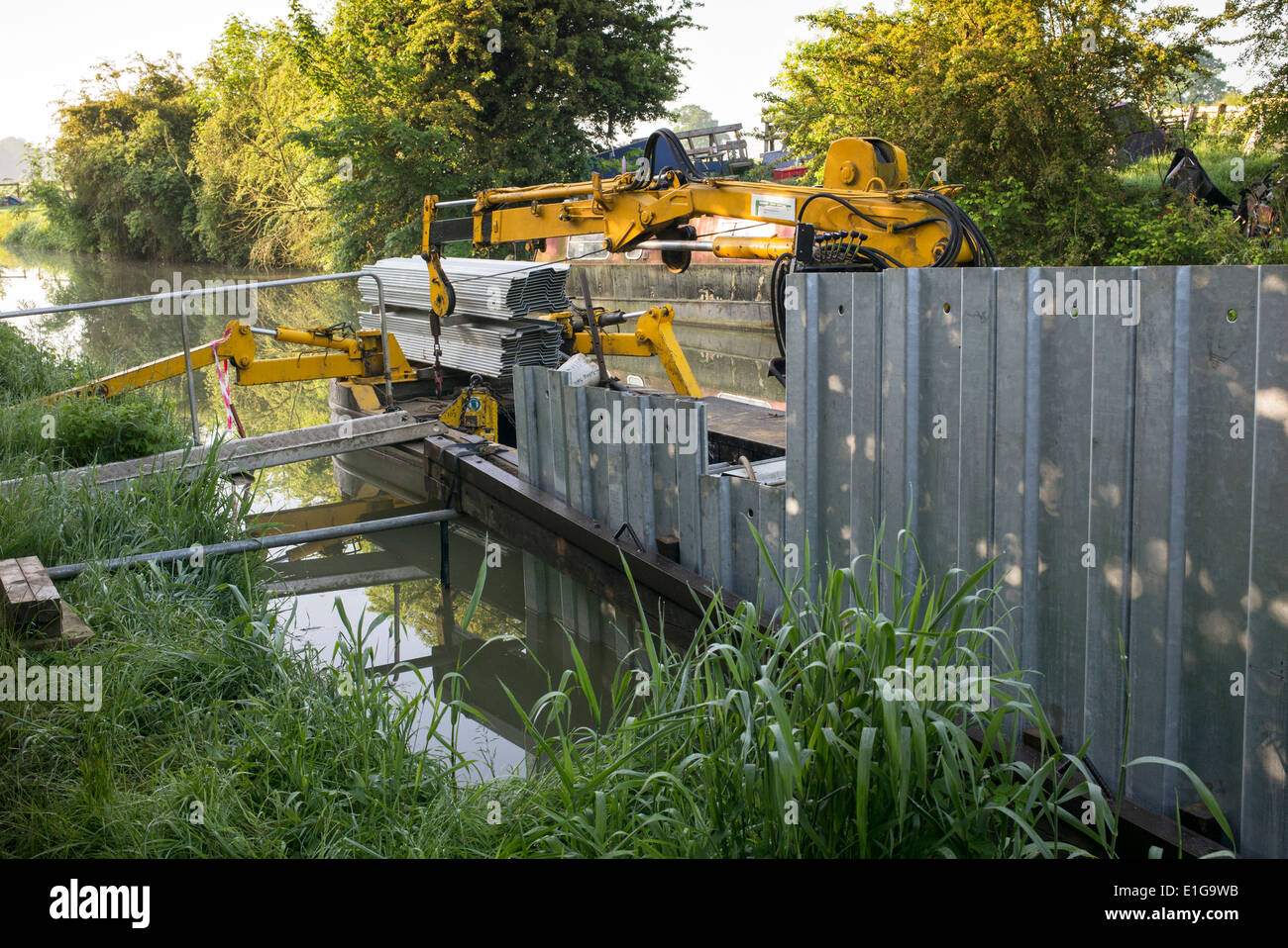 Canal banco fugas reparaciones. Oxfordshire, Inglaterra Foto de stock