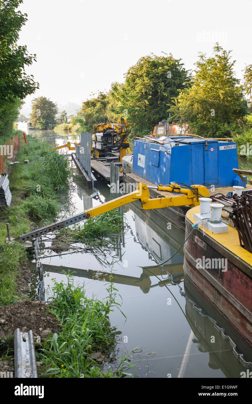 Canal banco fugas reparaciones. Oxfordshire, Inglaterra Foto de stock