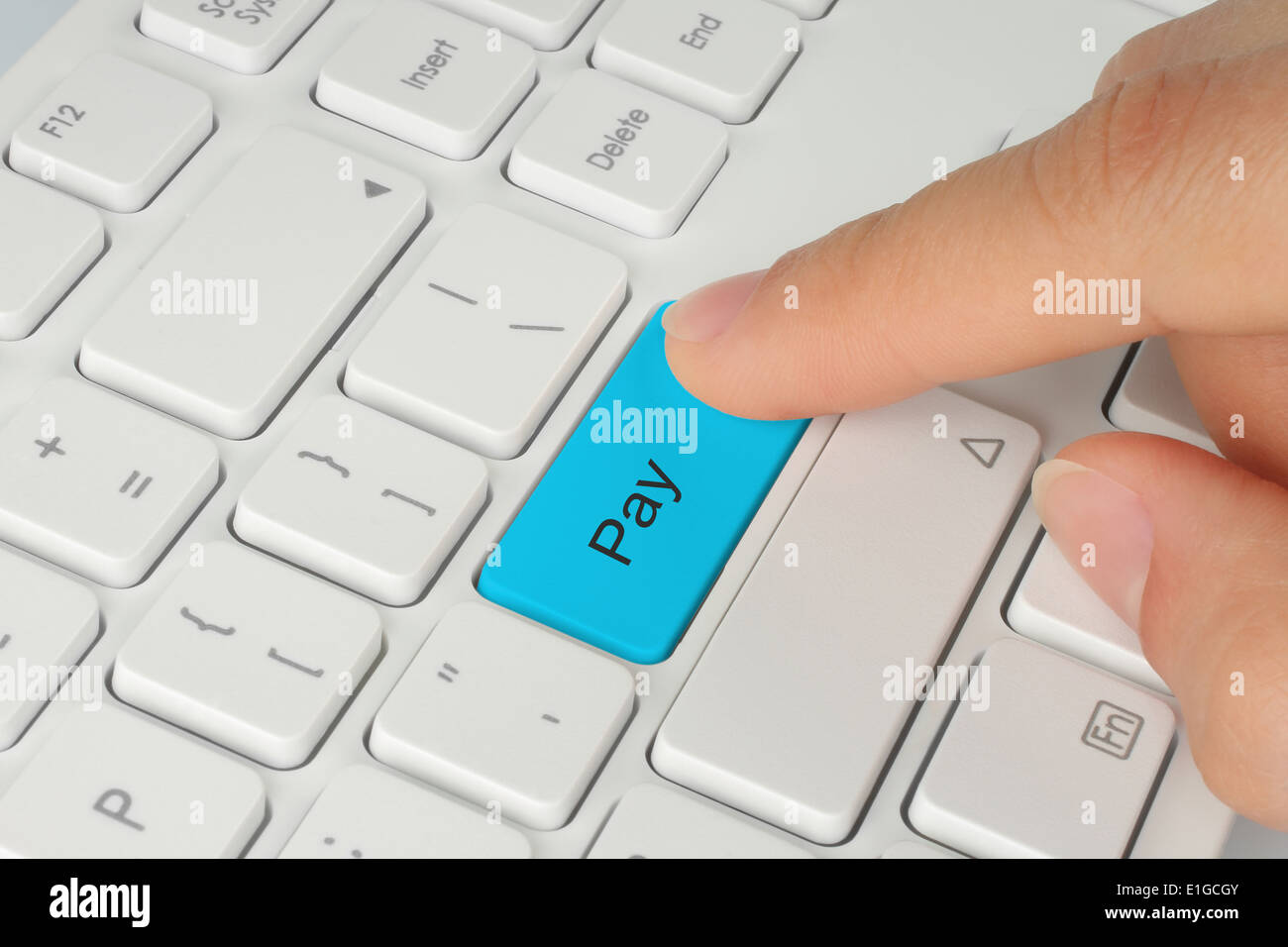 Mano empujando el botón Teclado pago azul Foto de stock