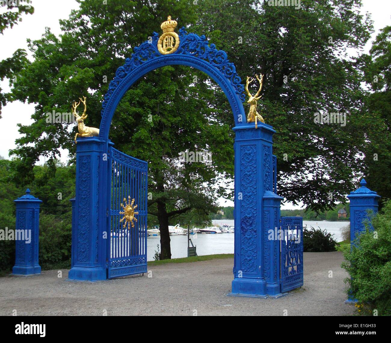 Gates en el Djurgården (Royal Game Park) es una isla en el centro de Estocolmo. Foto de stock