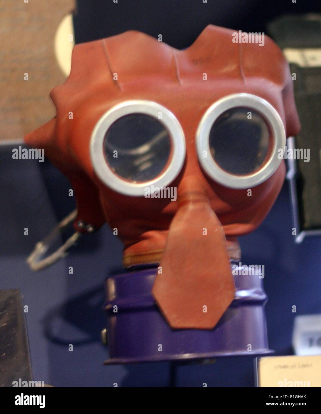 Máscara de gas de mickey mouse fotografías e imágenes de alta resolución -  Alamy
