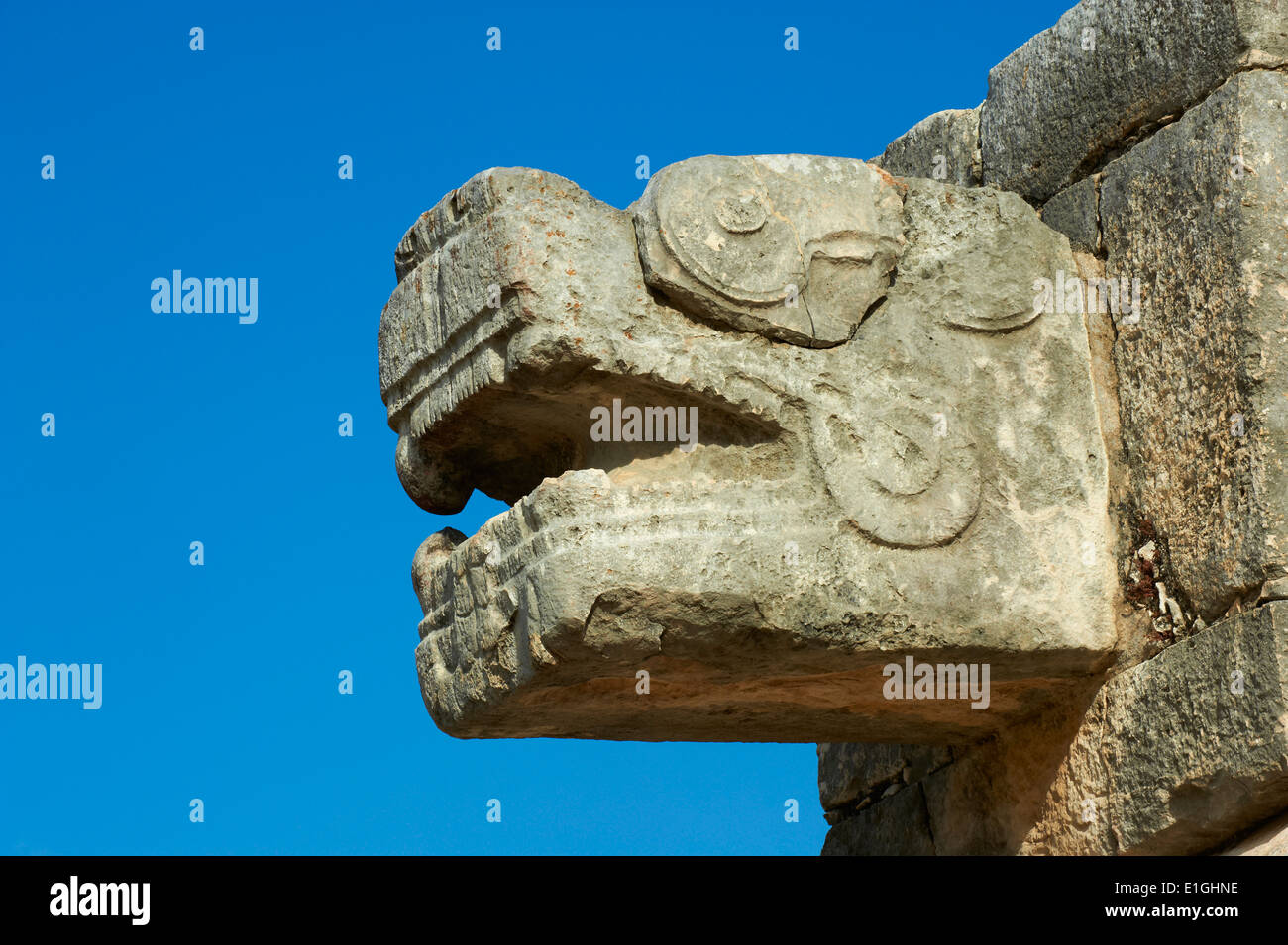 México, Estado de Yucatán, sitio arqueológico Chichen Itzá, Patrimonio Mundial de la UNESCO, la cabeza de serpiente, las antiguas ruinas mayas Foto de stock