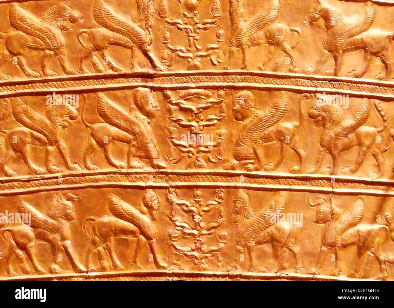 Placas con criaturas aladas acercando árboles estilizados. Oro, del noroeste de Irán, 8ª-7ª siglo A.C. Foto de stock