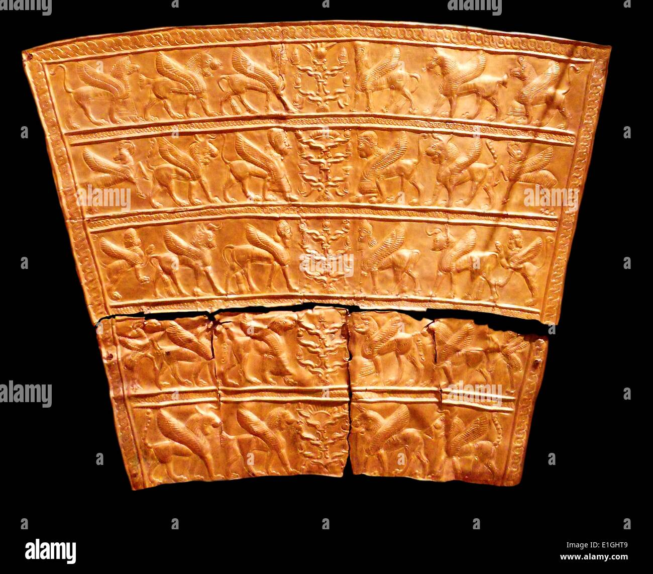 Placas con criaturas aladas acercando árboles estilizados. Oro, del noroeste de Irán, 8ª-7ª siglo A.C. Foto de stock