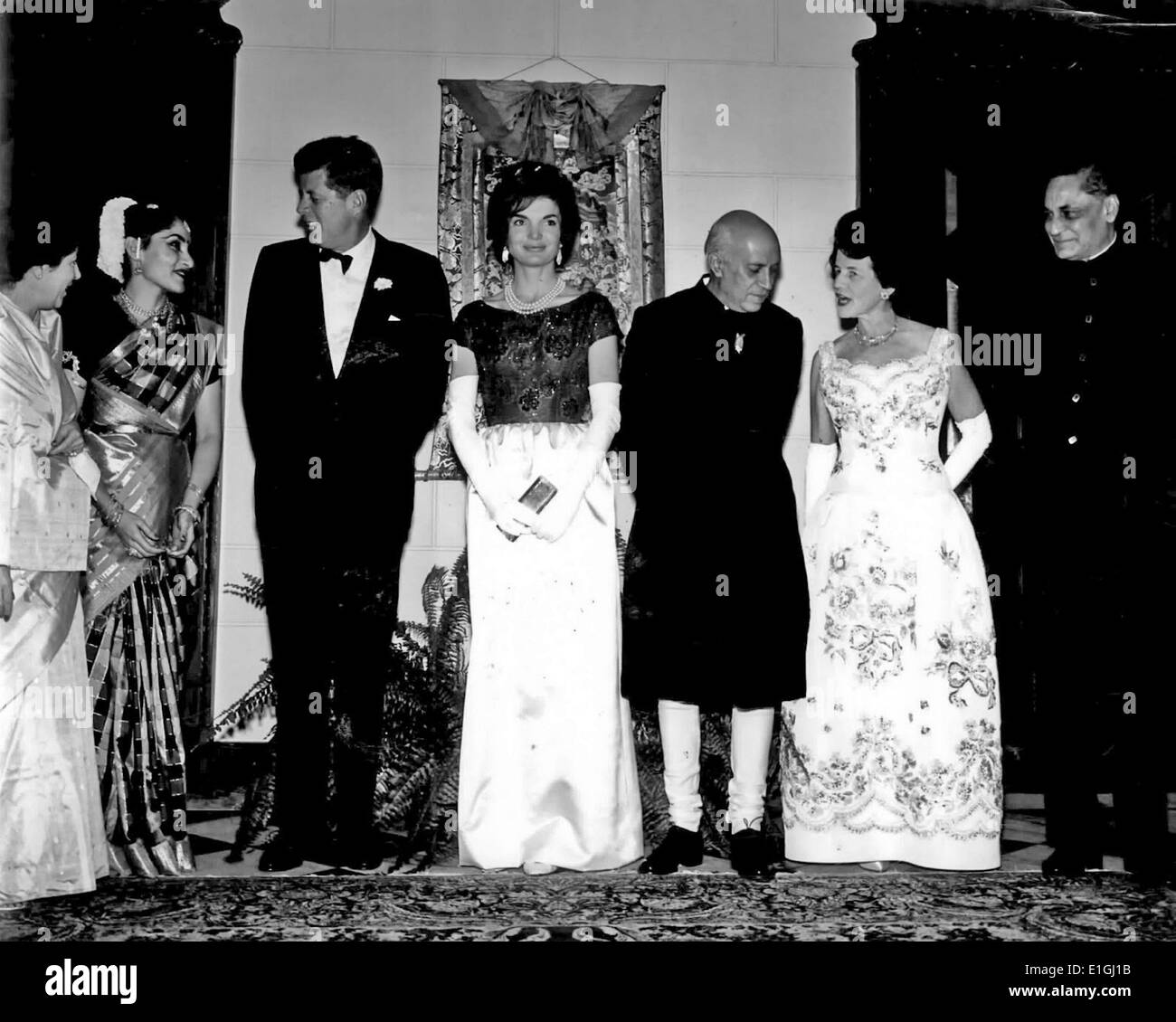 1961, el Primer Ministro de la India, Jawaharlal Nehru, ofrece una cena en honor del presidente de EE.UU. y la Sra. John F. Kennedy en la Embajada de la India Foto de stock