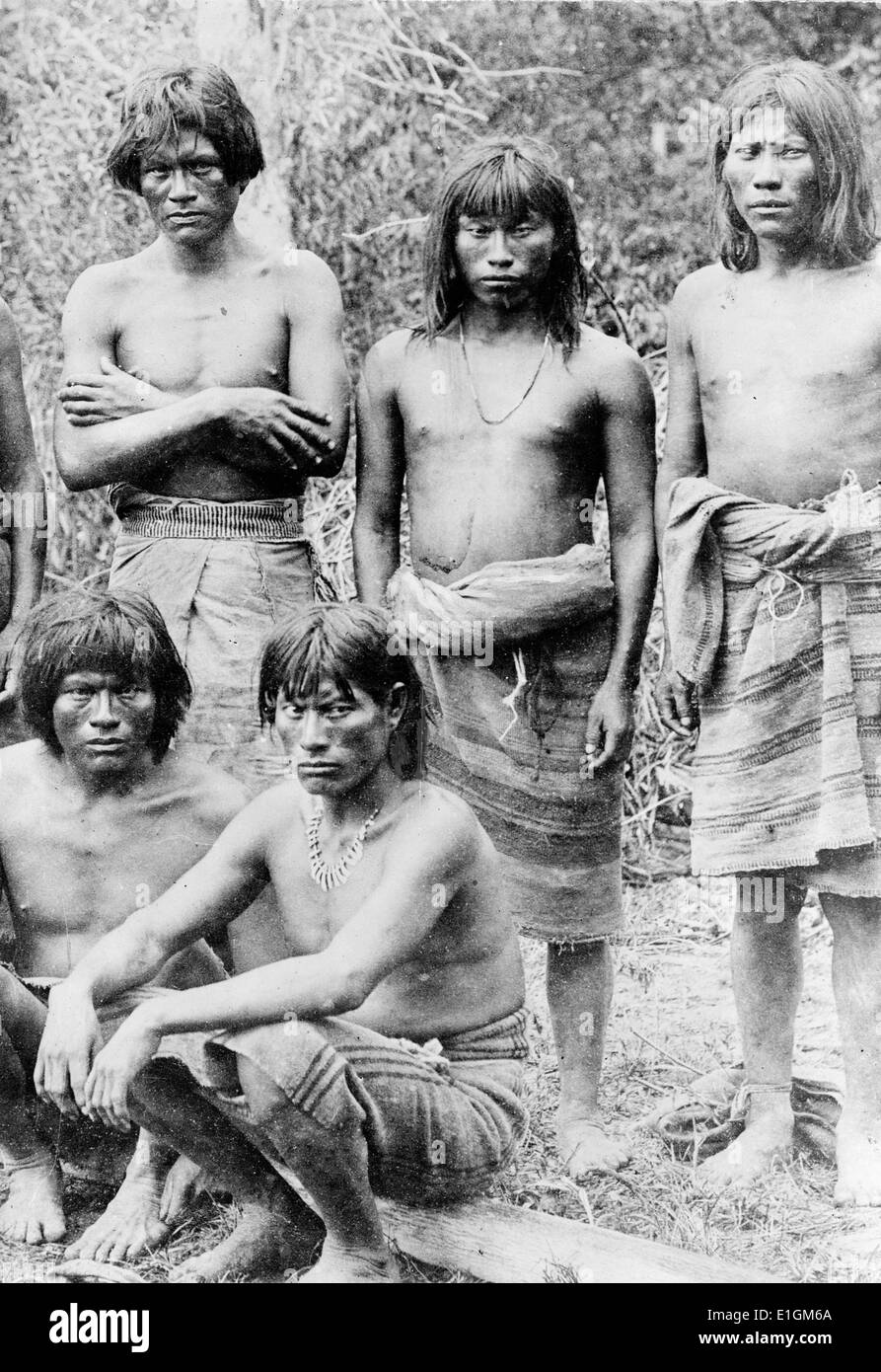 Fotografía de cazadores amazónicos en Brasil. Fecha 1899 Foto de stock