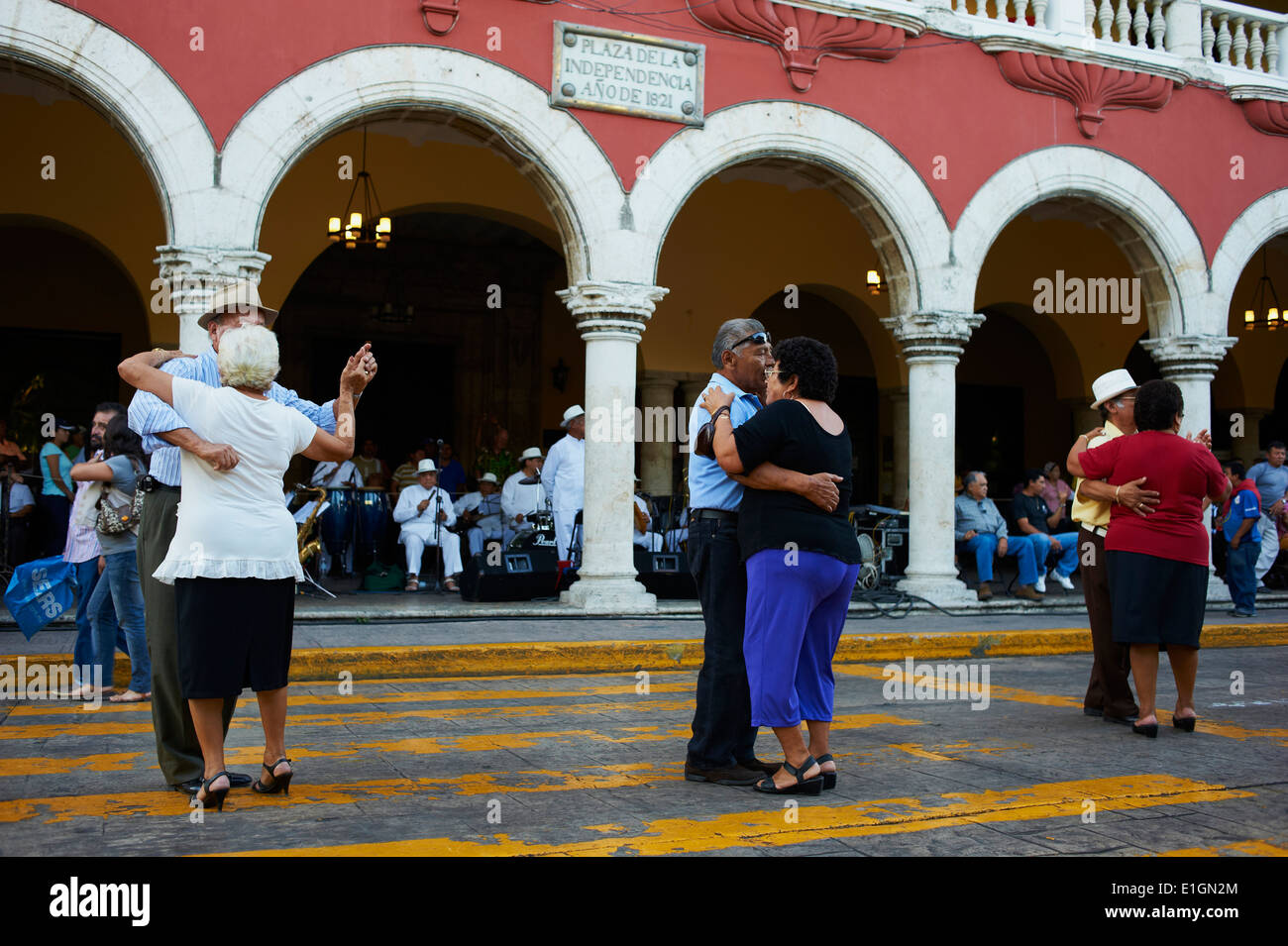 México, Estado de Yucatán, Mérida, capital de Yucatán, en la plaza de la independencia, el palacio municipal, bailarines y músicos mexicanos Foto de stock