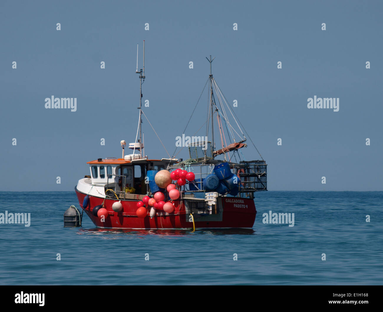La pesca de arrastre de color rojo brillante, Galcadora fuera de padstow, Cornualles, en el REINO UNIDO Foto de stock