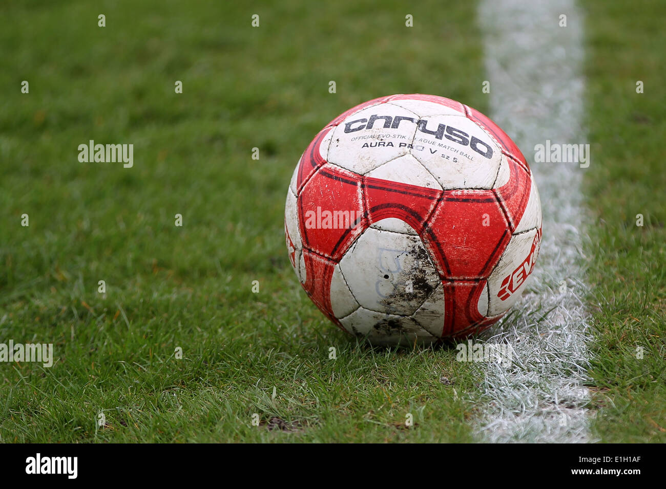 Una pelota de fútbol en la línea de gol Foto de stock