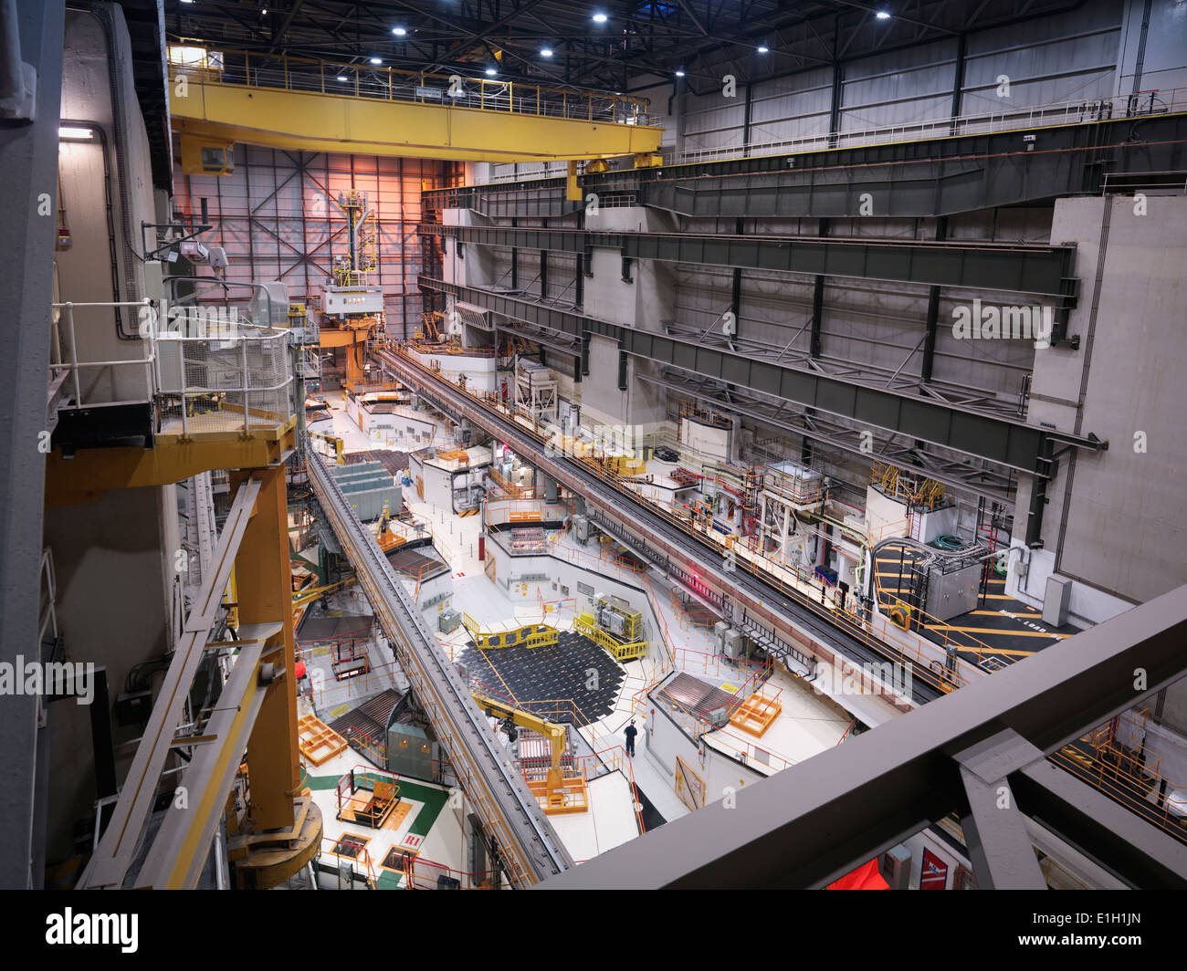 Sala del reactor en la central nuclear, un alto ángulo de visualización Foto de stock