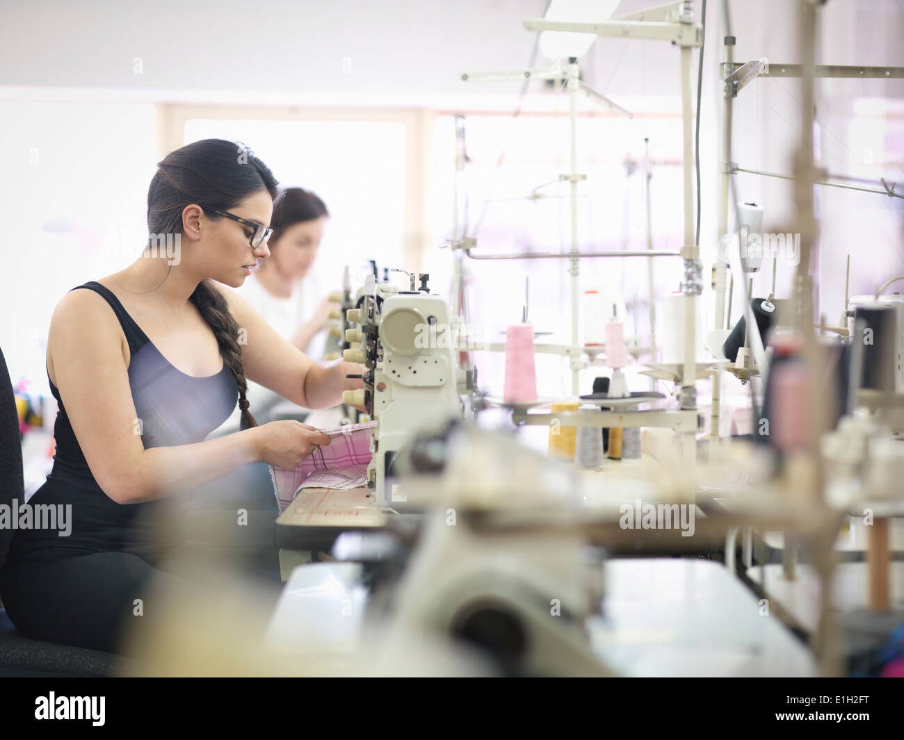 Trabajadora de la confección femenina en la fábrica de ropa Foto de stock