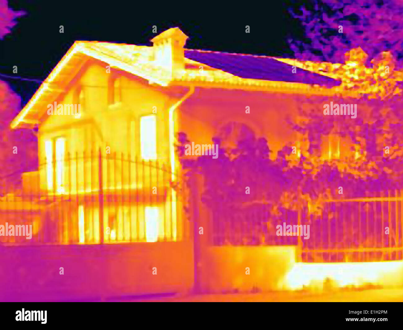 Imagen térmica de una casa con las células solares en el techo Foto de stock