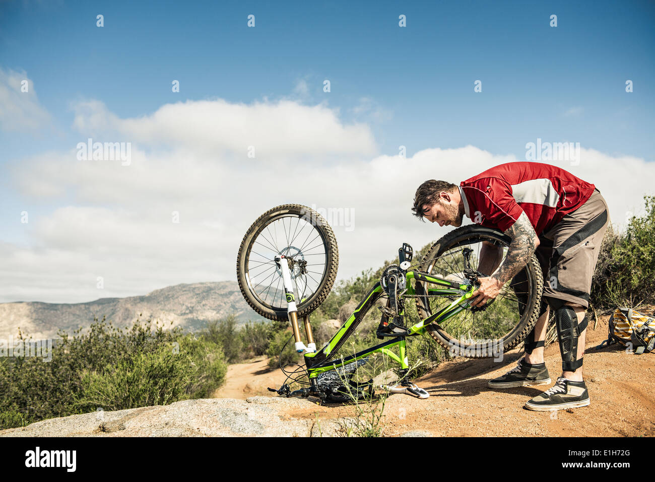Ciclista de montaña cuesta abajo en bicicleta de fijación Foto de stock