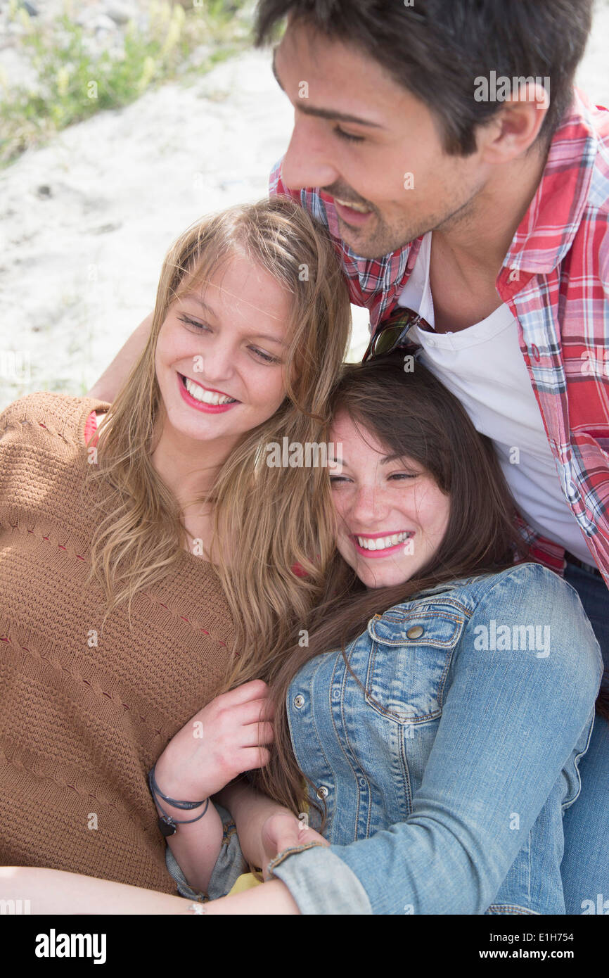 Grupo de tres jóvenes amigos adultos tener una risa Foto de stock