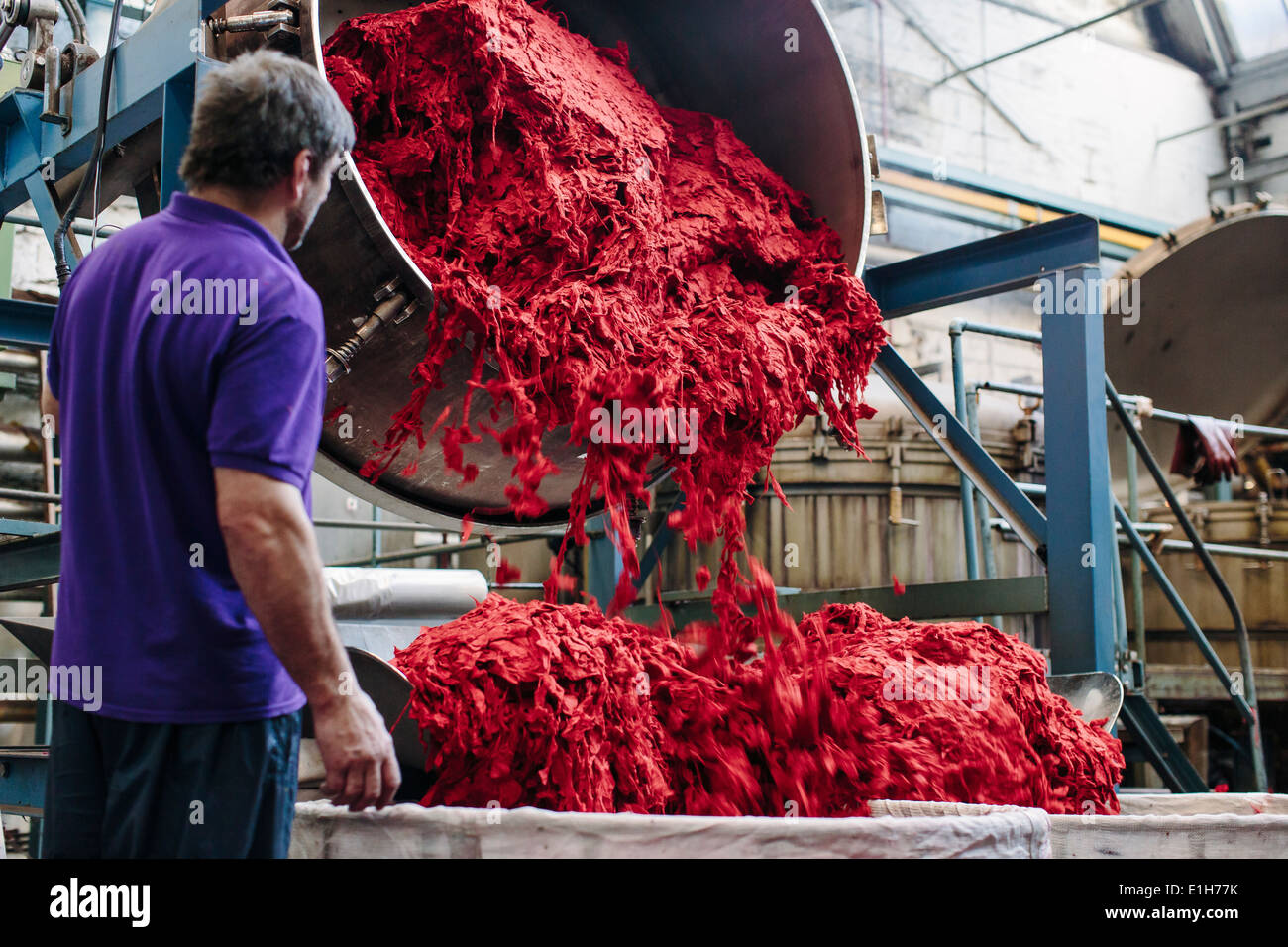Trabajador de fábrica macho teñido de lana de lana en mill Foto de stock