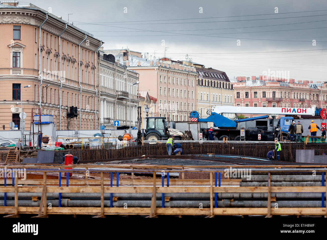 Reparar el puente azul en San Petersburgo. Foto de stock