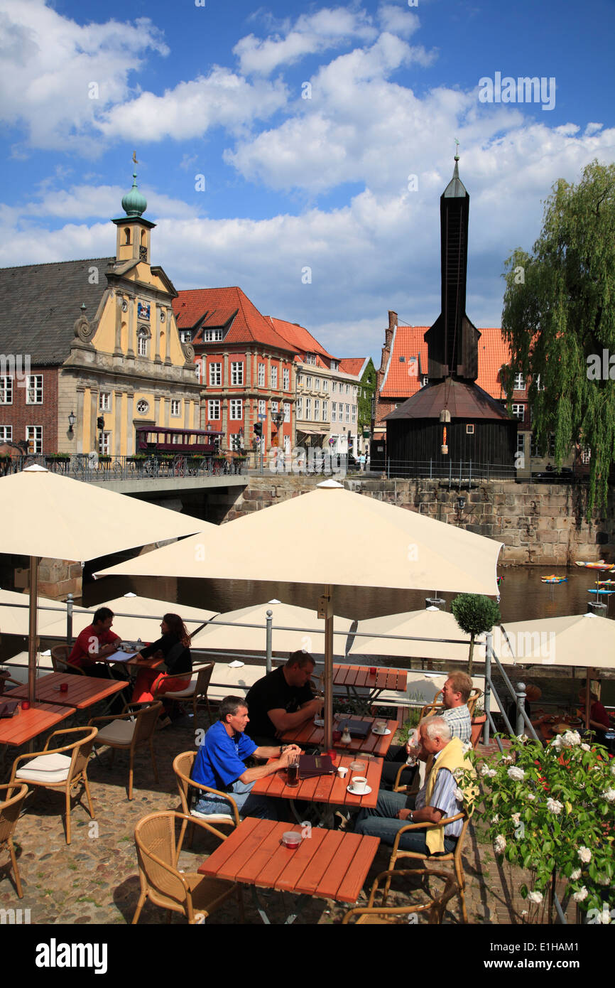 Restaurante y cafetería en el río Ilmenau en el viejo puerto Stintmarkt, Lueneburg, Lüneburg, Baja Sajonia, Alemania, Europa Foto de stock