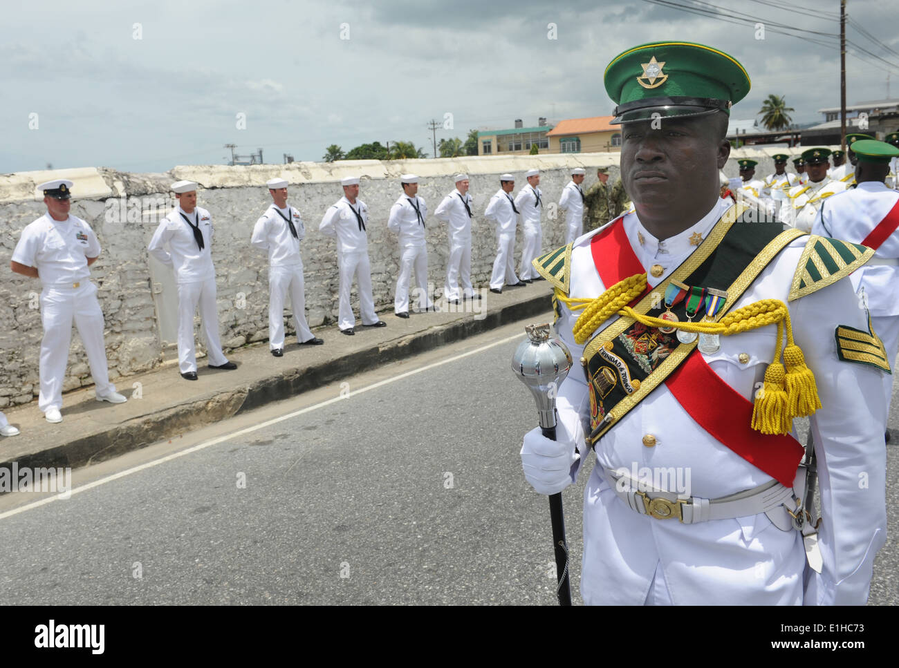Los miembros de las Fuerzas de Defensa de Trinidad y Tabago Marching Band, primer plano, realice durante la ceremonia de dedicación de la per Foto de stock