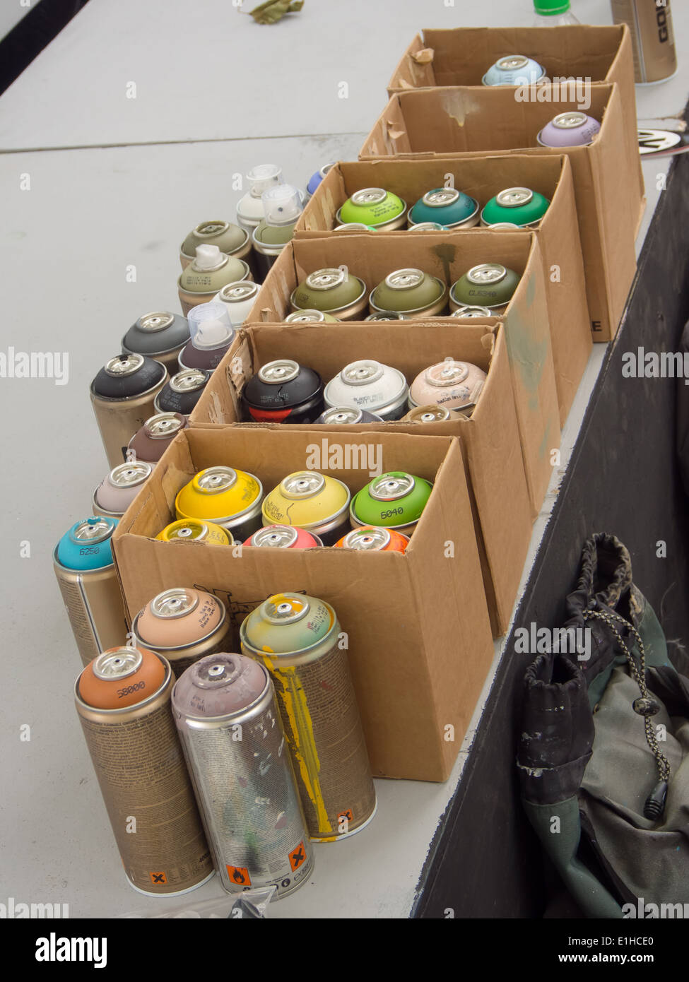 Cajas de pintura de aerosol, listo para ser utilizado por un artista de  graffiti Fotografía de stock - Alamy