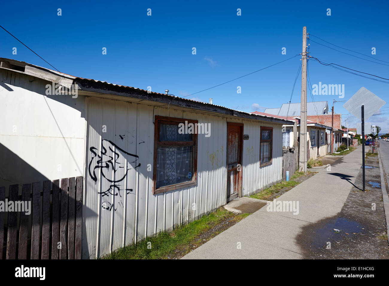 Casa de construcción típica chilena con techo de lata metálica las