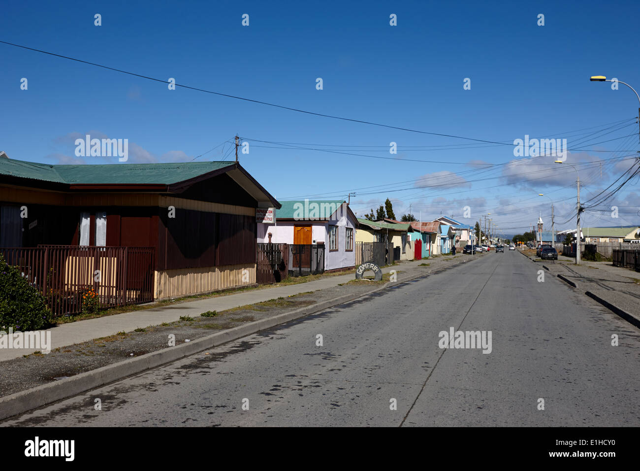 Casa de construcción típica chilena con techo de lata metálica las