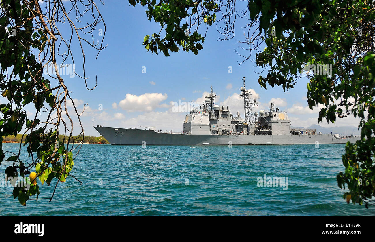 El crucero de misiles guiados USS Port Royal (CG 73) sale Pearl Harbor-Hickam base conjunta, Hawai, para comenzar la fase del mar Foto de stock