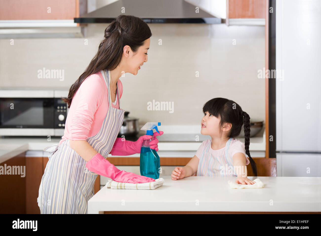 Madre e hija lavando ropa juntos Fotografía de stock - Alamy