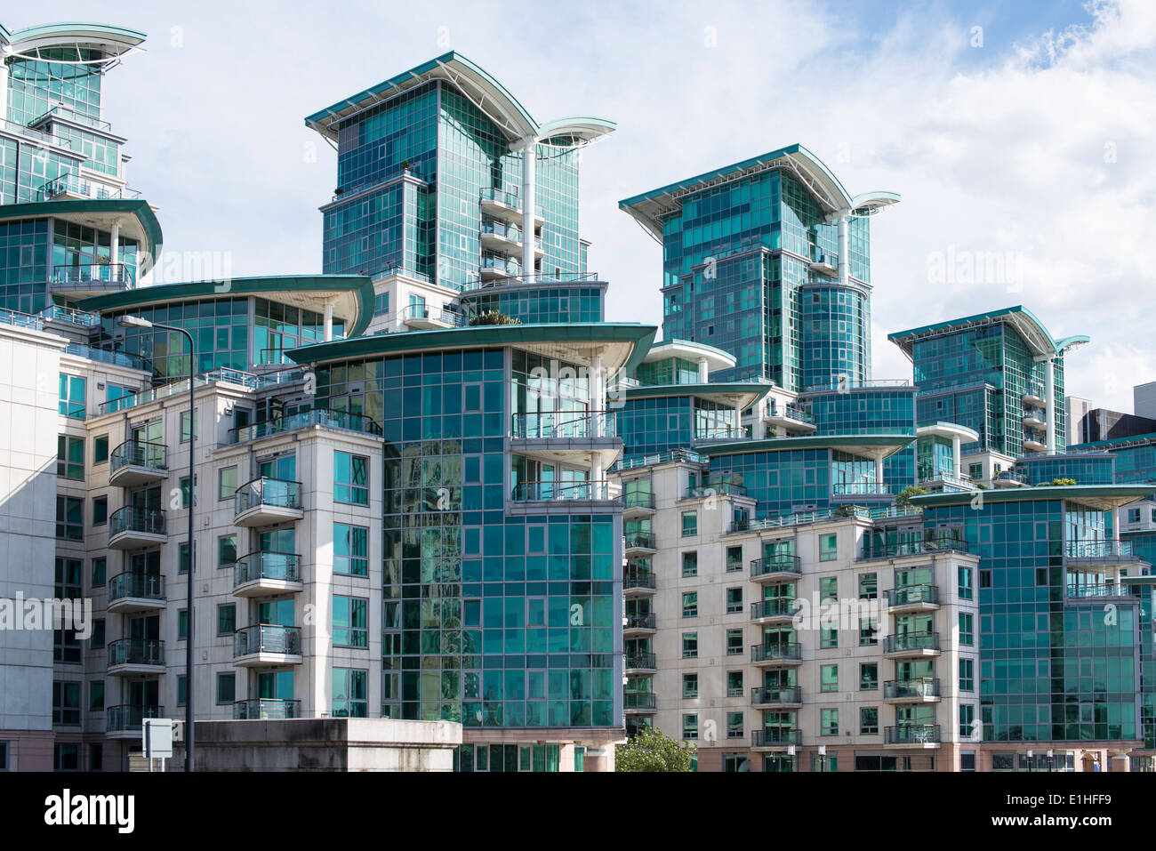 Nuevos apartamentos en el río Támesis, Londres Foto de stock