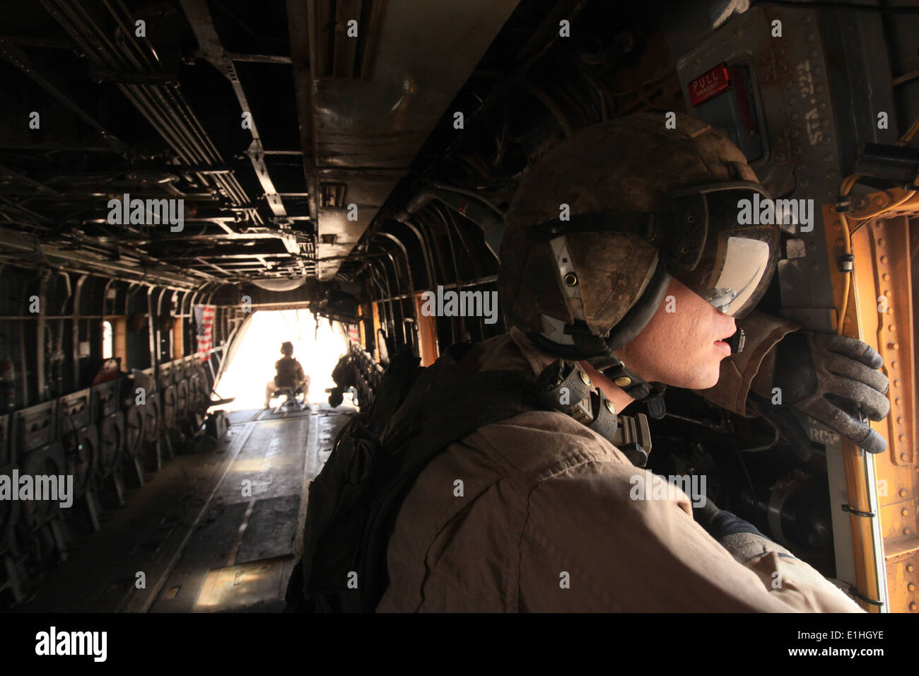 Kevin corporal A. Murphy, jefe de la tripulación HMH-362, 3ª Marine de alas de avión (adelante), explora en busca de actividad enemiga desde el tirador????? Foto de stock