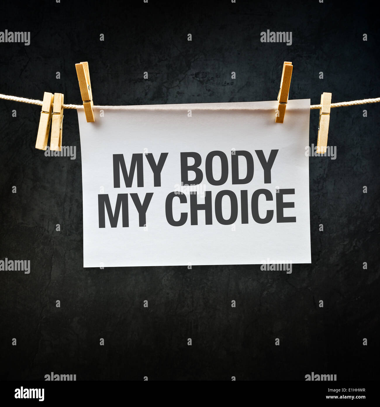Mi cuerpo, mi elección mensaje impreso en papel colgando en el tendedero. Foto de stock