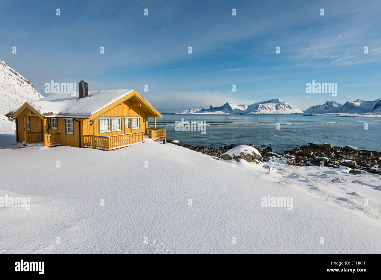 Casa de vacaciones por el fiordo, Lofoten, Noruega Foto de stock