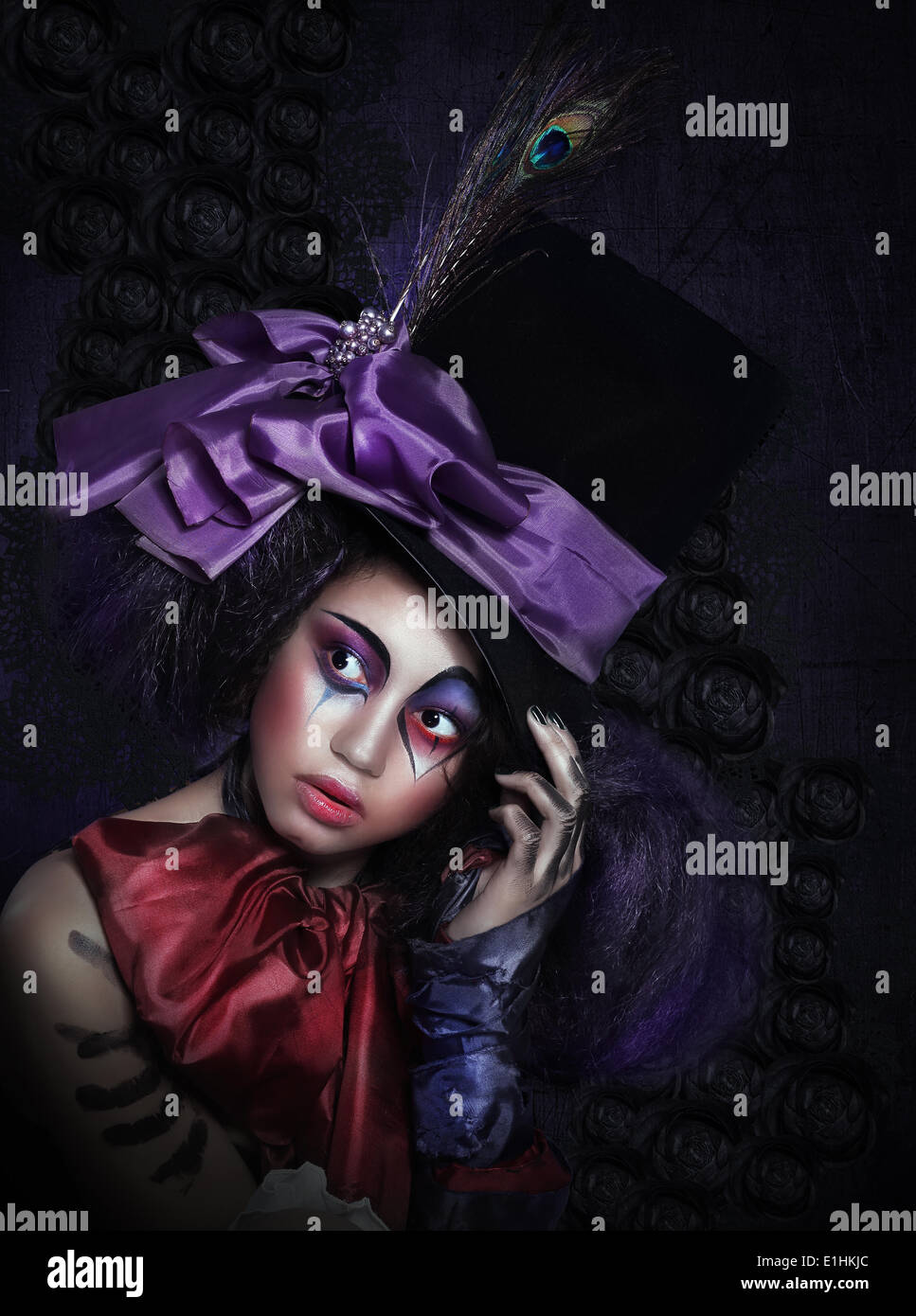 Expresión. La pantomima. El payaso en Carnaval Fantasía Hat con maquillaje artístico Foto de stock