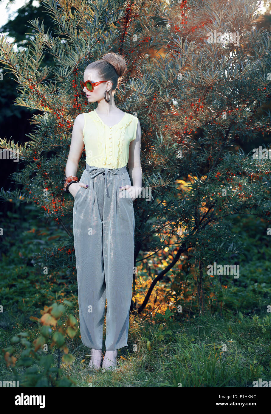 Glamour. moda elegante Elegantes pantalones exteriores Fotografía de stock - Alamy