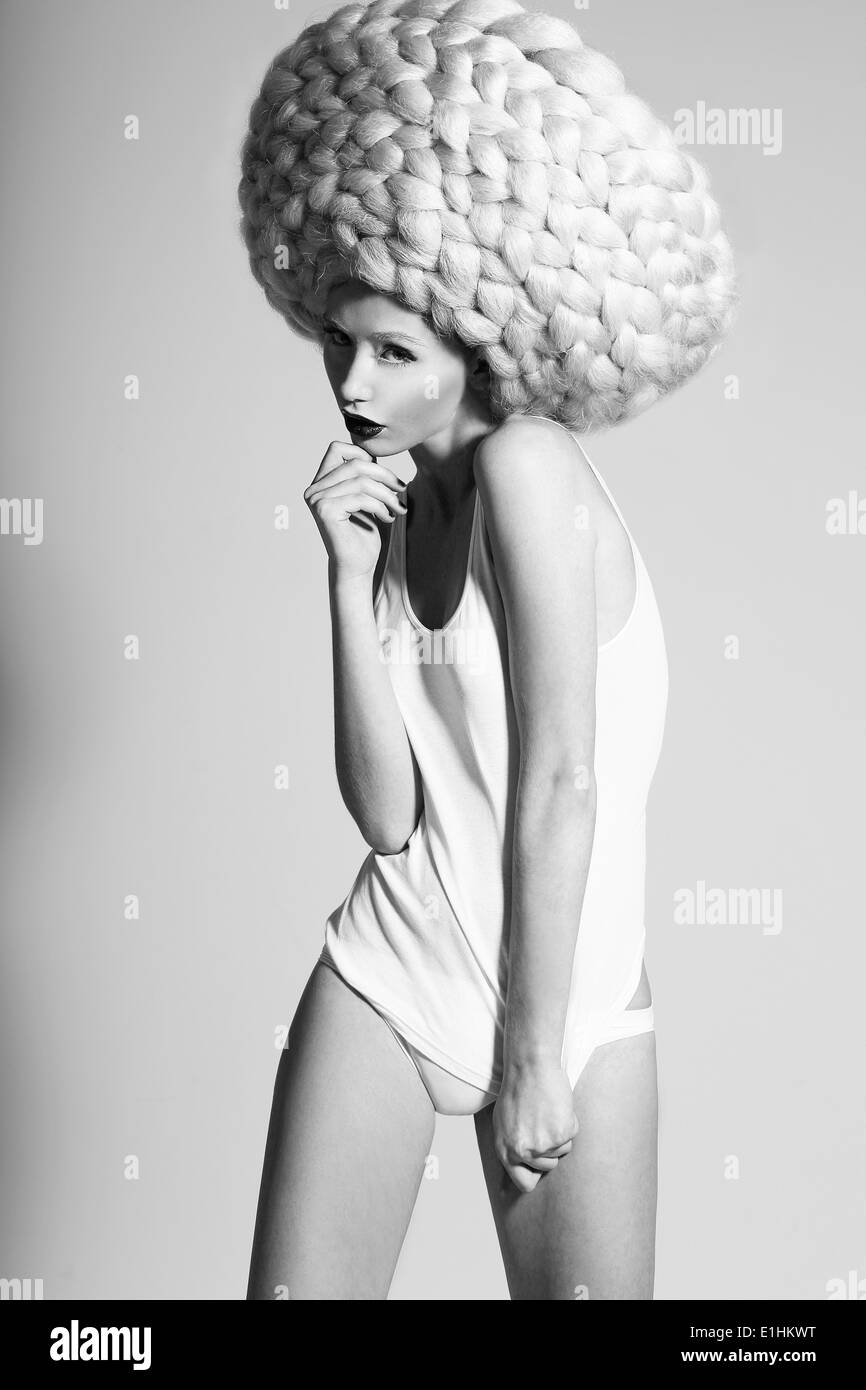 Glamour. Imagen del modelo en moda peluca inusual en pose artística Foto de stock